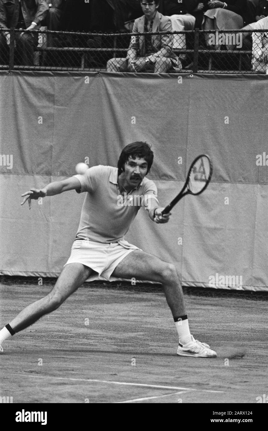 Torneo di tennis Milkhouse, Rolf Thung in azione Data: 13 luglio 1976 Parole Chiave: Tennis Nome Persona: Thung, Rolf Nome istituzione: Milkhouse,'t Foto Stock