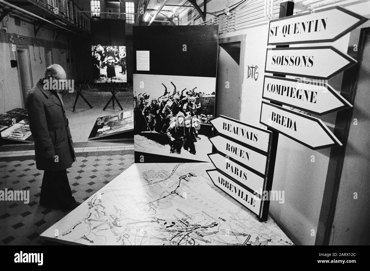 Tenda. Ringraziamo i Polacchi circa i liberatori polacchi in ex casa di custodia Kleine Gartmanplantsoen, mappa e segnaletica Data: 1 maggio 1981 Località: Amsterdam, Noord-Holland Parole Chiave: WIDZERS, mostre Foto Stock