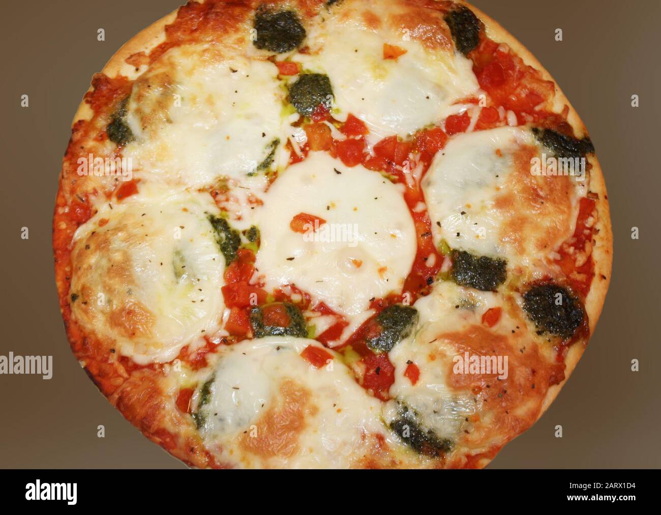 Pizza vegetariana fatta in casa con mozzarella, pomodori e spezie fusi Foto Stock