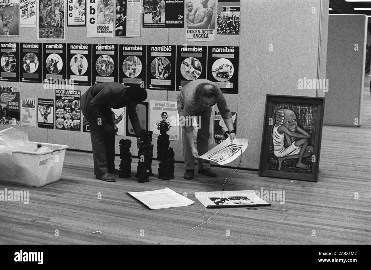 Mostra la battaglia continua a Tropenmuseum ad Amsterdam, costituito da arte politica dal Mozambico e Angola Data: 11 marzo 1981 Località: Amsterdam, Noord-Holland Parole Chiave: Arte, mostre Nome dell'istituzione: Tropenmuseum Foto Stock