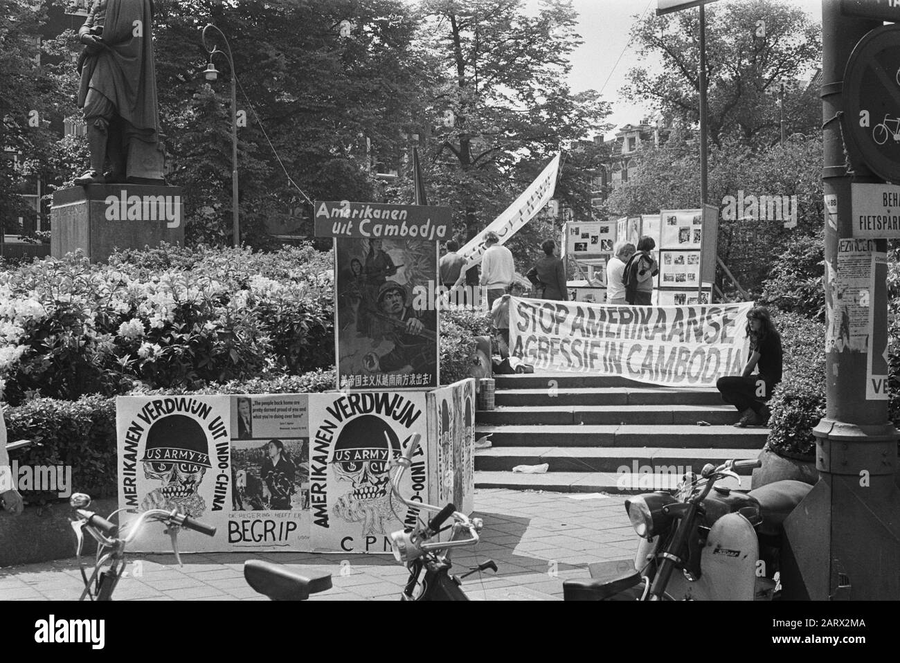 Mostra Su Indo China; Contro Gli Americani In Indo China A Rembrandtsplein, Amsterdam Data: 6 Giugno 1970 Luogo: Amsterdam, Indo-China Parole Chiave: Mostre Foto Stock