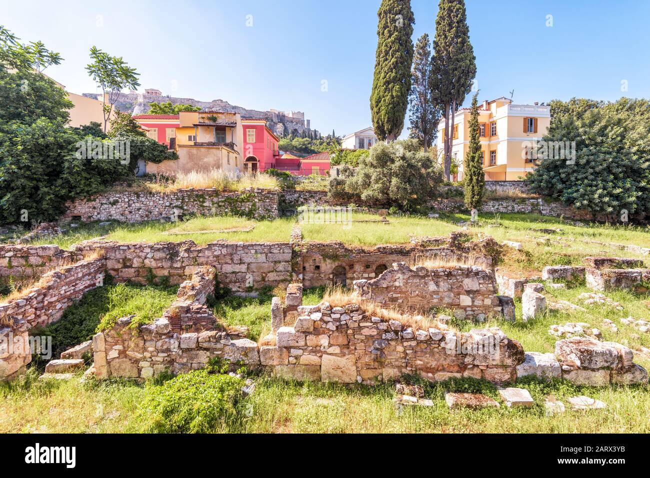 Rovine dell'antica Agora greca, Atene, Grecia. E' una delle principali attrazioni turistiche di Atene. Vista panoramica dell'Agora di Atene in estate. B Foto Stock