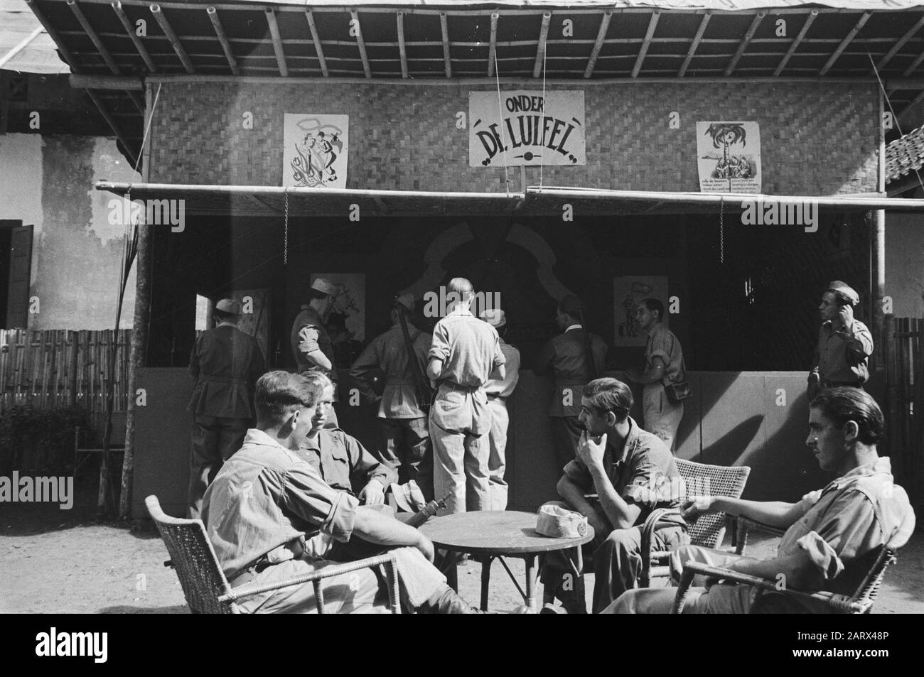 Domenica umore a Chianjdjoer Terrazza con soldati. In mostra è il bar Sotto La Data Di Riproduzione: 13 luglio 1947 Ubicazione: Cianjur, Indonesia, Indie Orientali Olandesi Foto Stock