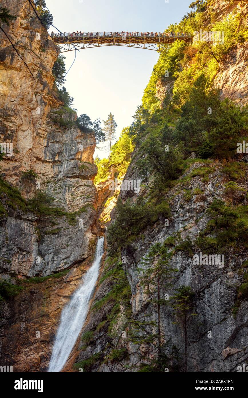 Ponte della Regina Maria o Marienbrucke sul fiume di montagna vicino al castello di Neuschwanstein, Baviera, Germania. Gola alpina, cascata e ponte alto in summ Foto Stock