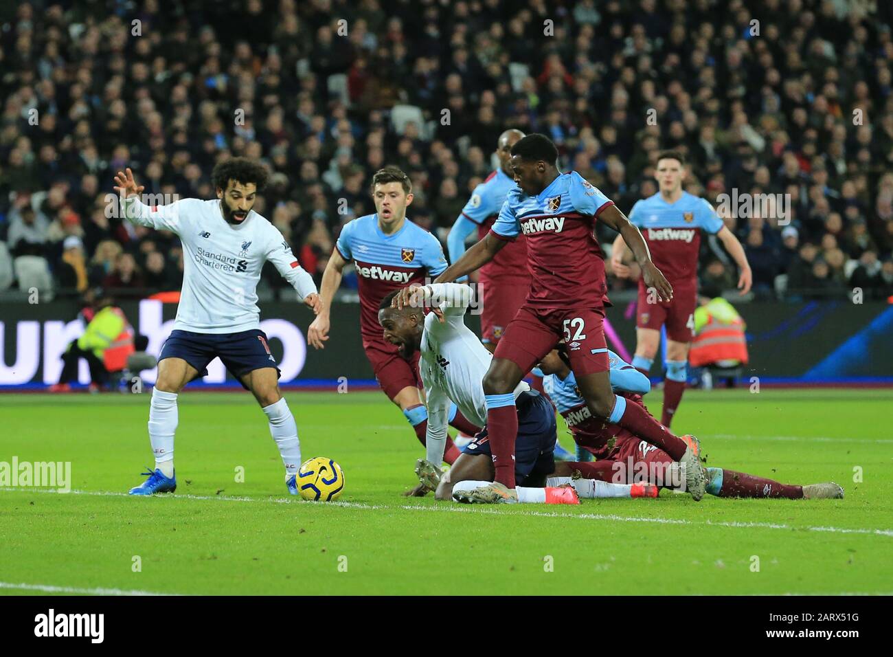 Londra, INGHILTERRA - GENNAIO 29TH il Divock Origi di Liverpool ha comprato giù per una sanzione di Liverpool da Jeremy Ngakia del prosciutto occidentale durante la partita della Premier League fra il West Ham Unito e Liverpool allo stadio di Londra, Stratford il mercoledì 29th gennaio 2020. (Credit: Leila Coker | MI News) La Fotografia può essere utilizzata solo per scopi editoriali di giornali e/o riviste, licenza richiesta per uso commerciale Credit: Mi News & Sport /Alamy Live News Foto Stock