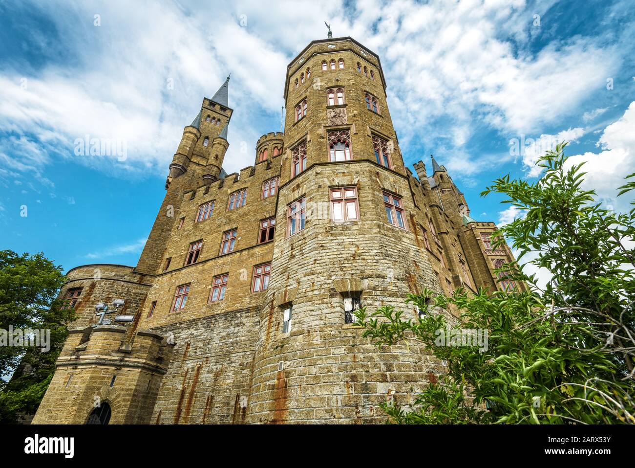 Castello Hohenzollern primo piano, Germania. Questo castello è un punto di riferimento nelle vicinanze di Stoccarda. Vista dal basso delle imponenti torri Hohenzollern in estate. Foto Stock