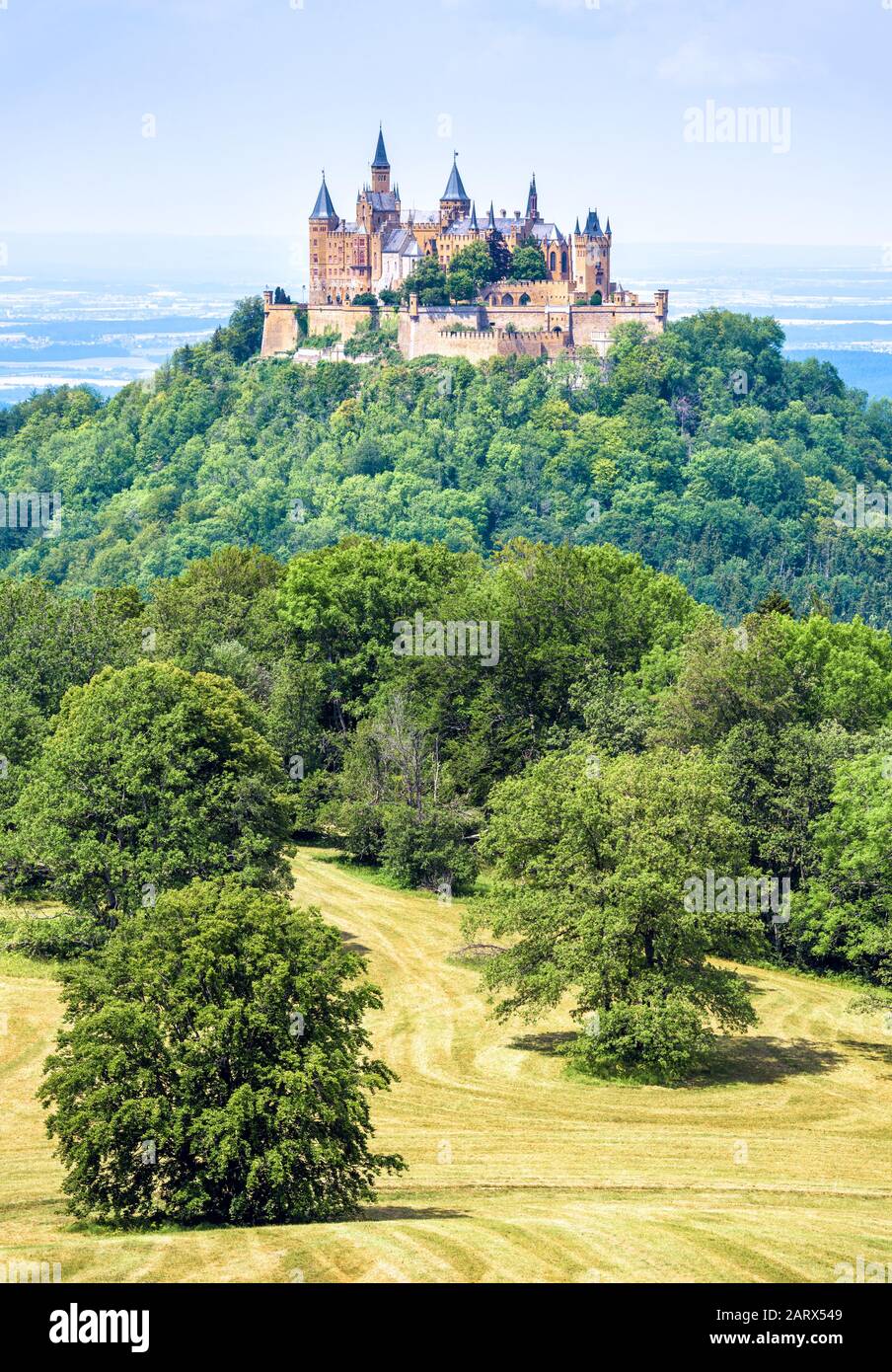 Castello Hohenzollern sulla cima della montagna, Germania. Questo castello da fiaba è famoso punto di riferimento nelle vicinanze di Stoccarda. Vista panoramica di Burg Hohenzollern a summ Foto Stock