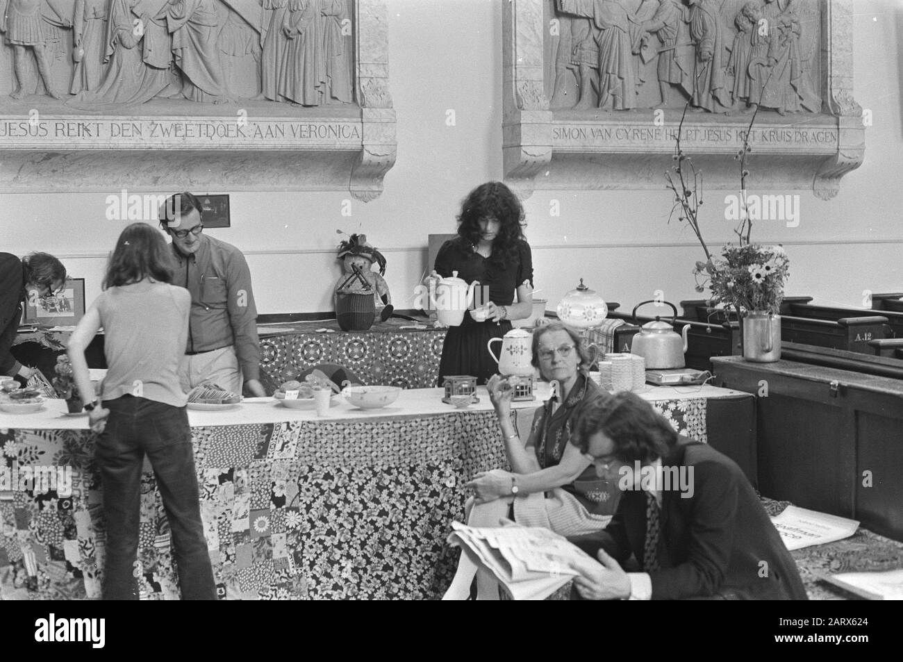 Casa del tè a Mosè e Aaron kerk, Amsterdam, giovani in casa di tè Data: 2 luglio 1971 luogo: Amsterdam, Noord-Holland Parole Chiave: Giovani, tè case Foto Stock