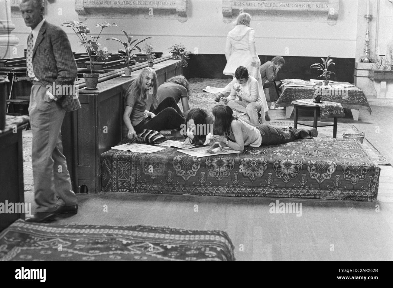 Casa del tè a Mosè e Aaron kerk, Amsterdam, giovani in casa di tè Data: 2 luglio 1971 luogo: Amsterdam, Noord-Holland Parole Chiave: Giovani, tè case Foto Stock