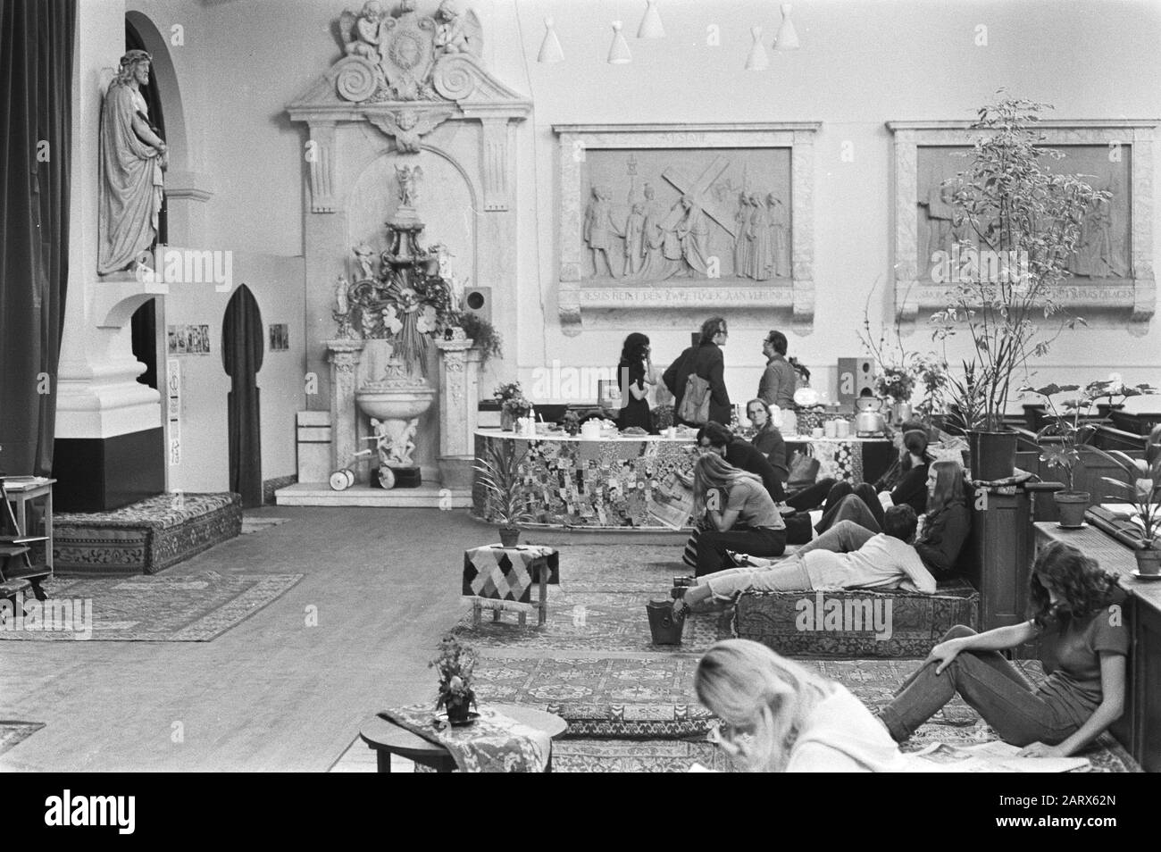Casa del tè a Mosè e Aaron kerk, Amsterdam, giovani in casa di tè Data: 2 luglio 1971 luogo: Amsterdam, Noord-Holland Parole Chiave: Giovani, tè case Foto Stock