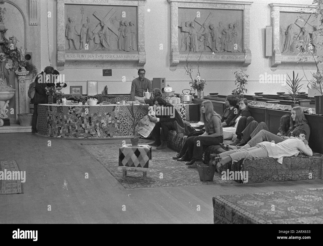 Casa del tè a Mosè e Aaron kerk, Amsterdam, giovani in casa di tè Data: 2 luglio 1971 luogo: Amsterdam, Noord-Holland Parole Chiave: Giovani, tè case Foto Stock