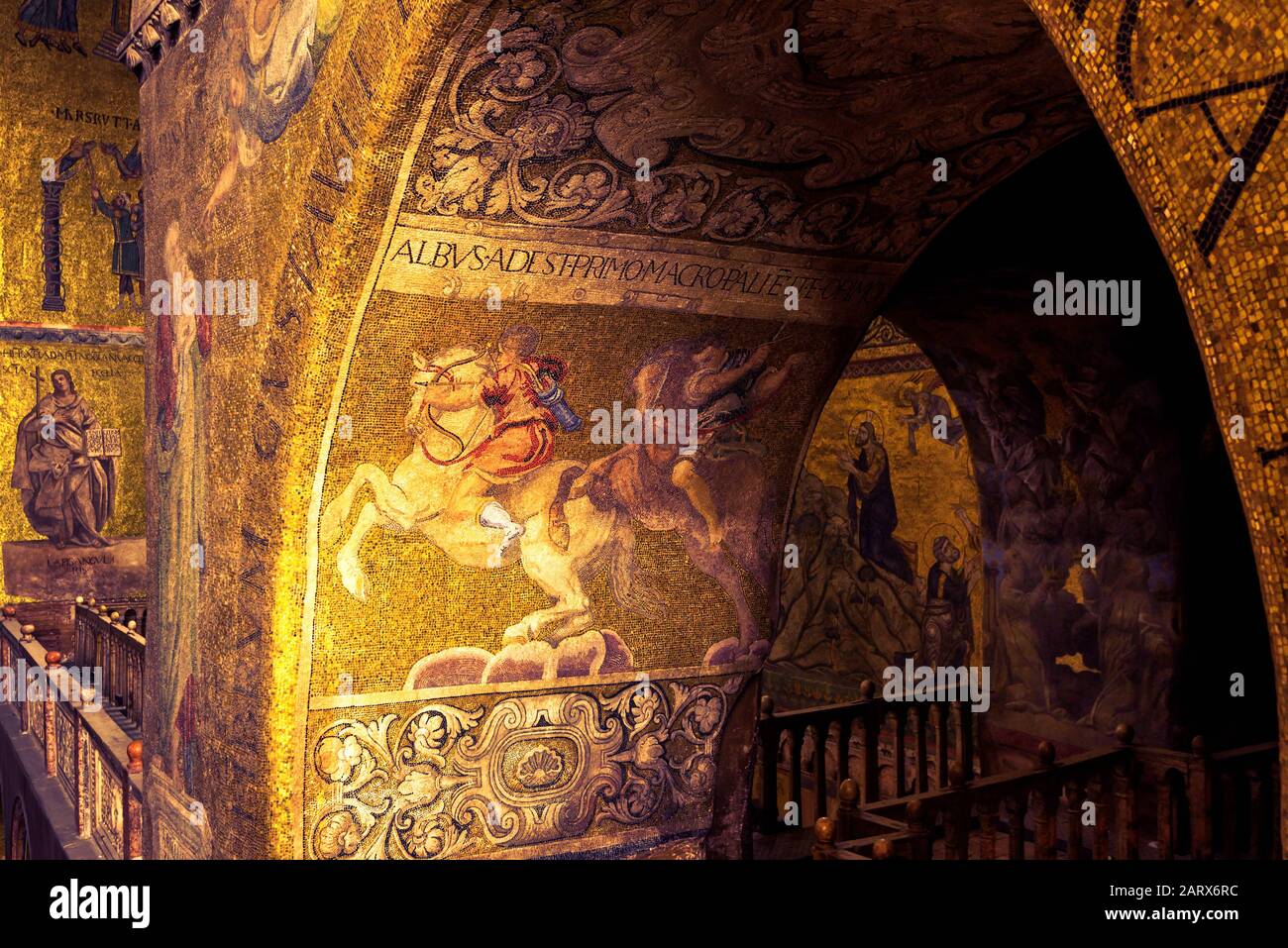 Venezia, Italia - 21 maggio 2017: Interno della Basilica di San Marco a Venezia. E' uno dei siti piu' conosciuti di Venezia. Bellissimo mosaico antico insi Foto Stock