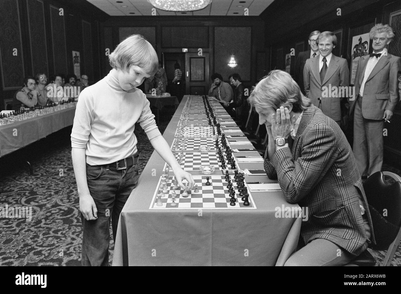 Dieci anni-vecchio scacchiera Nigel Breve da Inghilterra gioca simultaneamente quickie contro nonna Olafsson Data: 17 maggio 1976 posizione: Gran Bretagna Parole Chiave: Scacchi Nome personale: Olafsson, Fridrik Foto Stock