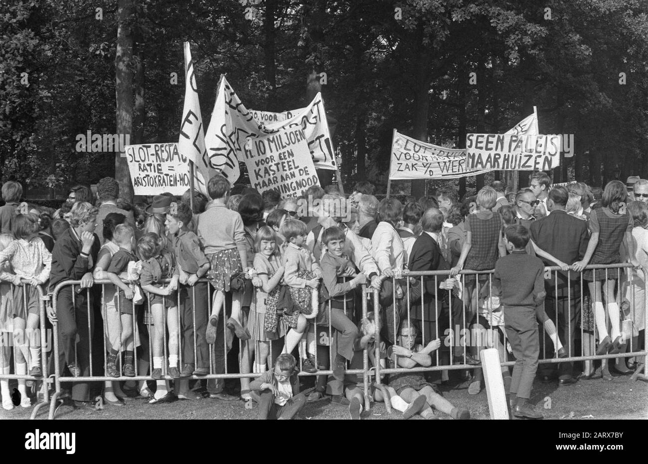 Durante l'apertura di slot Zeist sedette manifestanti di fronte alla recinzione sul terreno con segni contro il restauro Data: 8 ottobre 1969 Parole Chiave: Tavole, Aperture, manifestanti Settingsname: Slot Zeist Foto Stock Durante l'apertura di slot Zeist sedette manifestanti di fronte alla recinzione sul terreno con segni contro il restauro Data: 8 ottobre 1969 Parole Chiave: Tavole, Aperture, manifestanti Settingsname: Slot Zeist Foto Stock