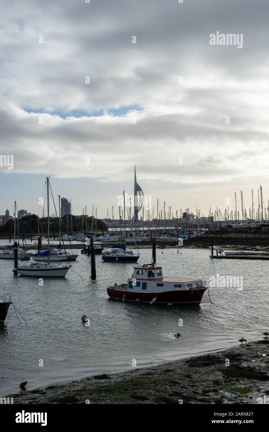 La torre spinnaker di Gosport Hampshire con barche a vela in primo piano Foto Stock