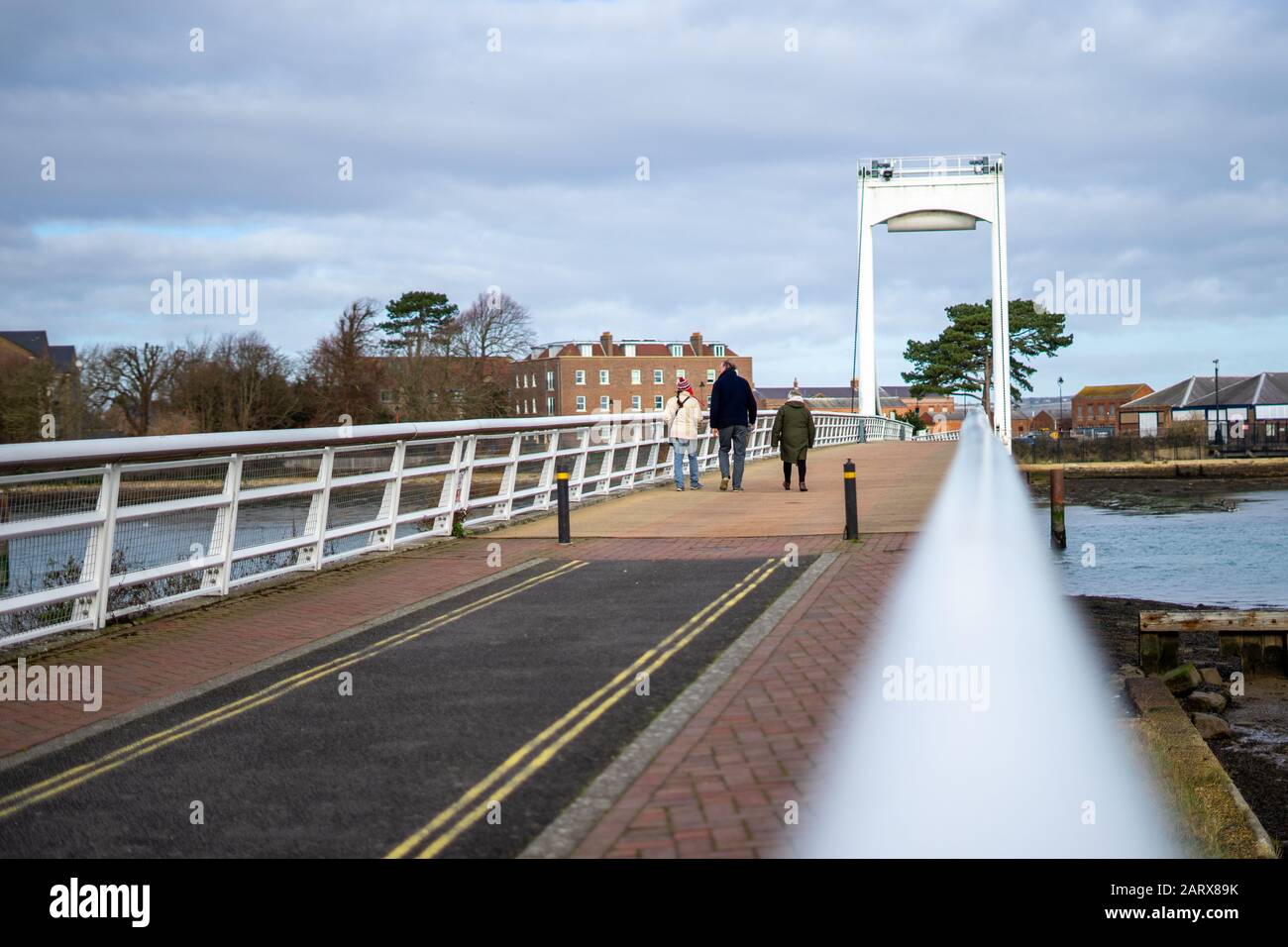 Persone che camminano sopra il ponte del lago di Forton o il Millennium Bridge a Gosport UK Foto Stock