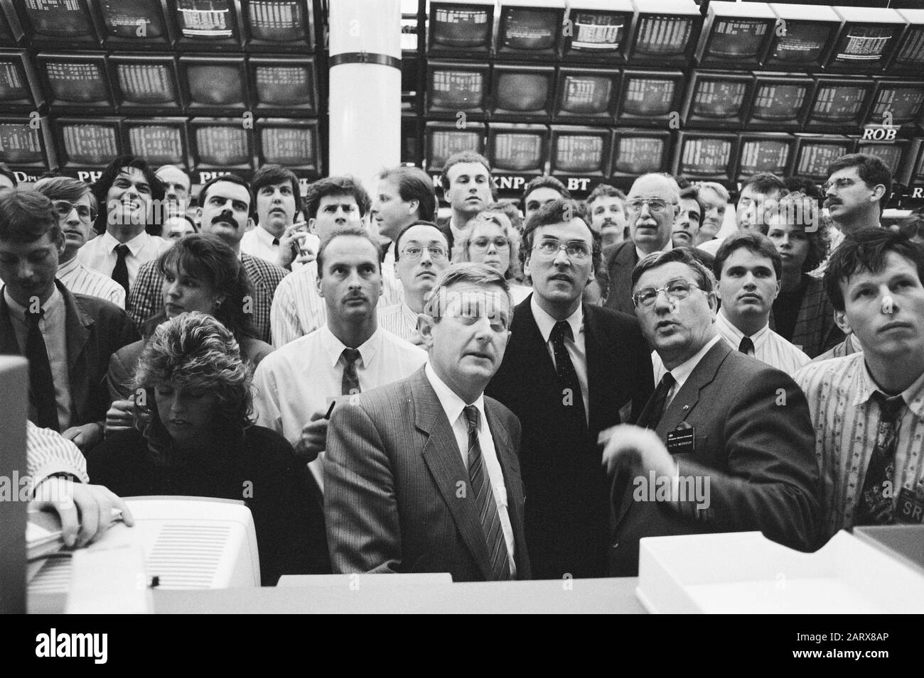Prima opzione di DSM commerciato a Optiebeurs ad Amsterdam Timmermans, Van Andel e Westerterp al piano Data: 28 febbraio 1989 Località: Amsterdam, Noord-Holland Parole Chiave: Fiere, opzioni Nome personale: Westerterp, Tjerk Foto Stock
