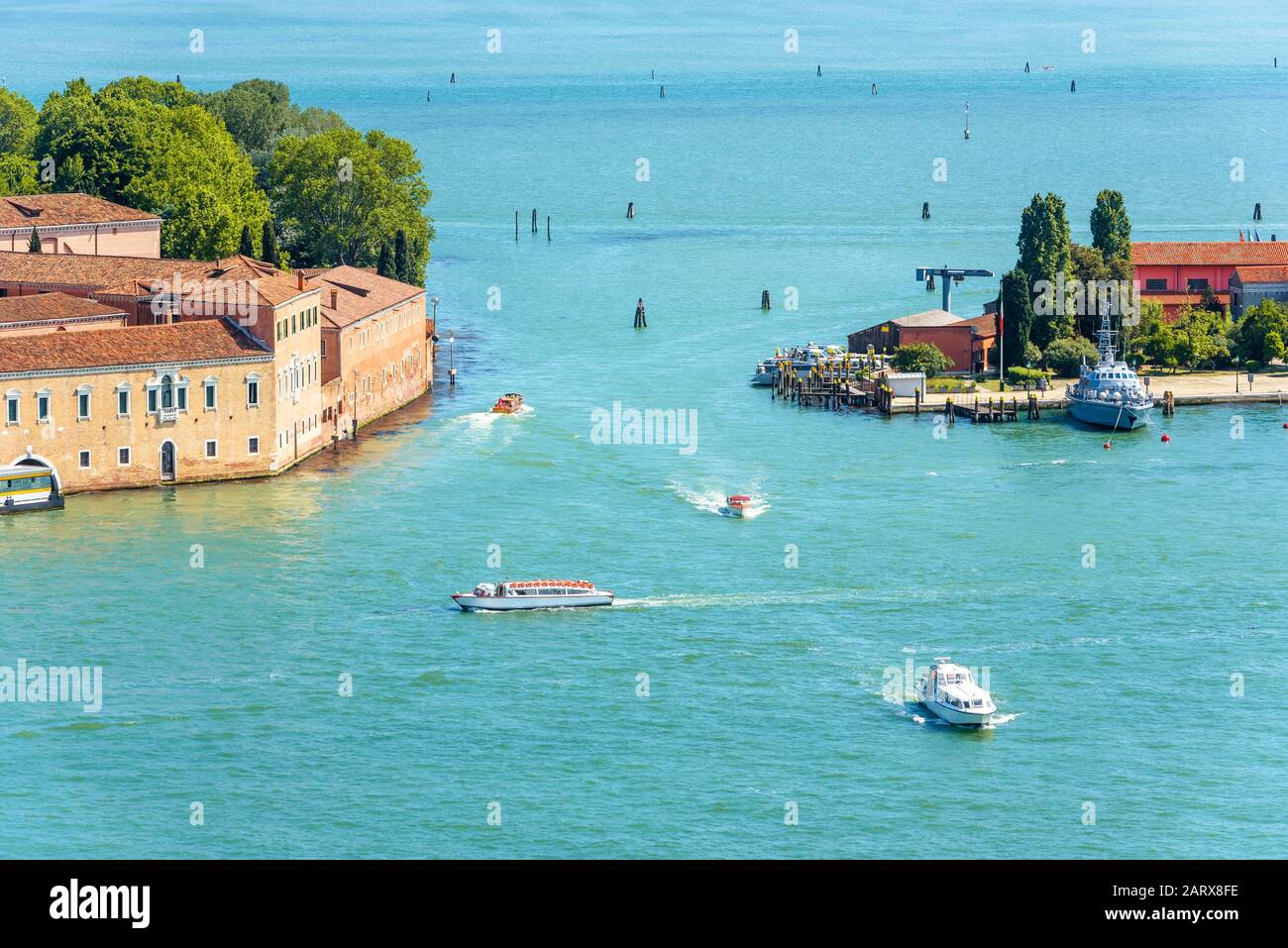 Venezia città in mare presa dall'alto, Italia. Vista aerea delle isole di Venezia in estate. Paesaggio urbano e paesaggistico di Venezia in giornata di sole. Panorama o Foto Stock