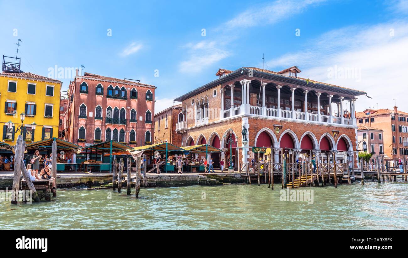 Venezia, Italia – 18 maggio 2017: Vecchi edifici sul Canal Grande a Venezia. Paesaggio urbano tradizionale di Venezia in estate. Panorama di case d'epoca su embankm Foto Stock