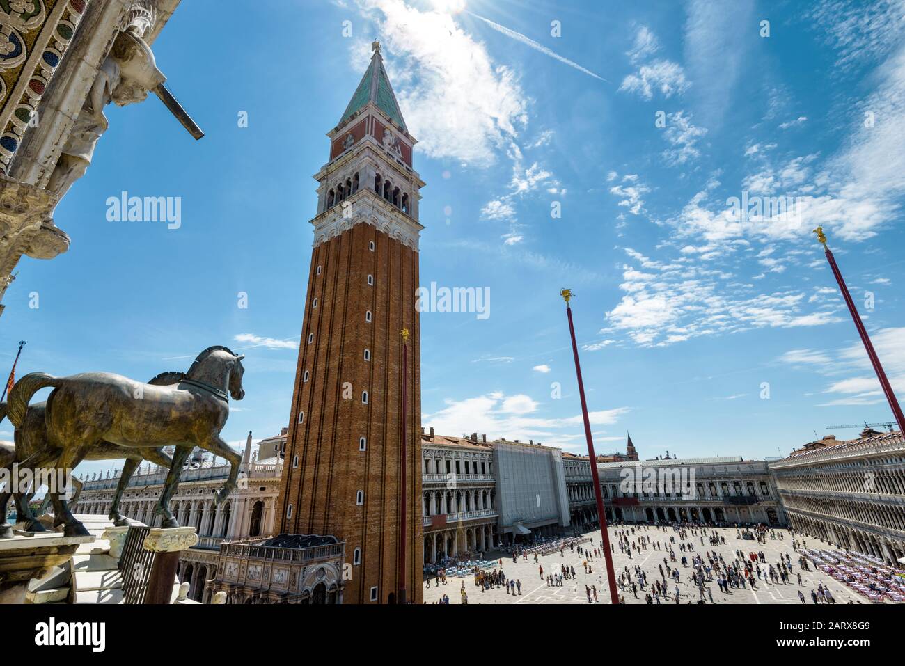 Piazza San Marco, o Piazza San Marco, con Campanile a Venezia, Italia. Vista Dalla Basilica Di San Marco. Questa è la piazza principale di Venezia. Foto Stock
