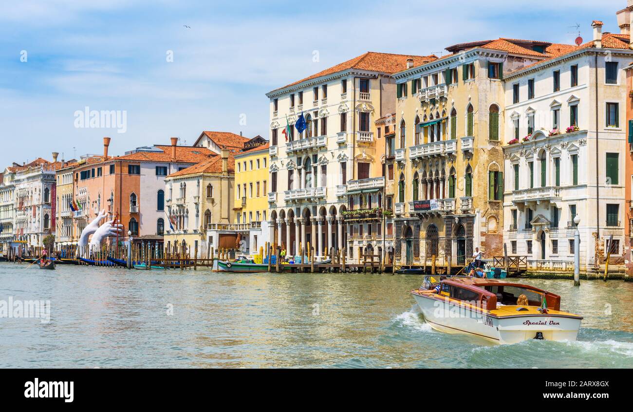 Venezia, Italia - 18 maggio 2017: Case colorate in estate a Venezia. Taxi d'acqua con turisti naviga sul Canal Grande. Gita romantica a Venezia su sunn Foto Stock