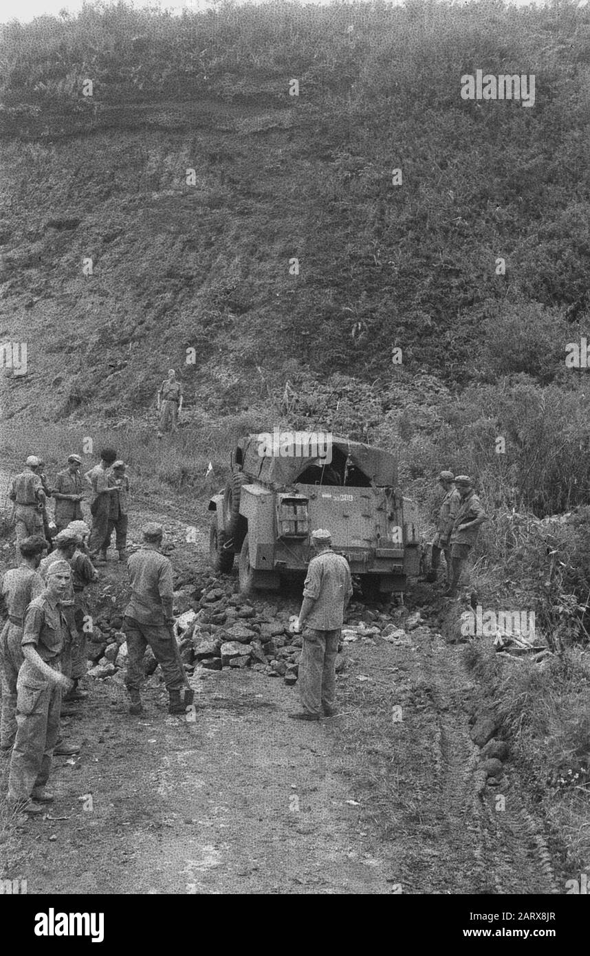 Tjikadjang. Juliana Tjikadjang: Lo sciopero ordinato delle ostilità impedisce al TNI di continuare a bloccare e a minare le strade nei settori periferici della zona liberata. Una vettura di ricognizione rai passa una trappola per carri armati nelle vicinanze di Tjikadjang. Data: 28 Ottobre 1947 Ubicazione: Indonesia, Indie Orientali Olandesi Foto Stock