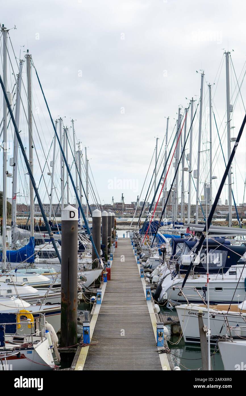 Il giro di un porto turistico con barche a vela o yacht ormeggiati, Royal Clarence Marina Gosport Foto Stock