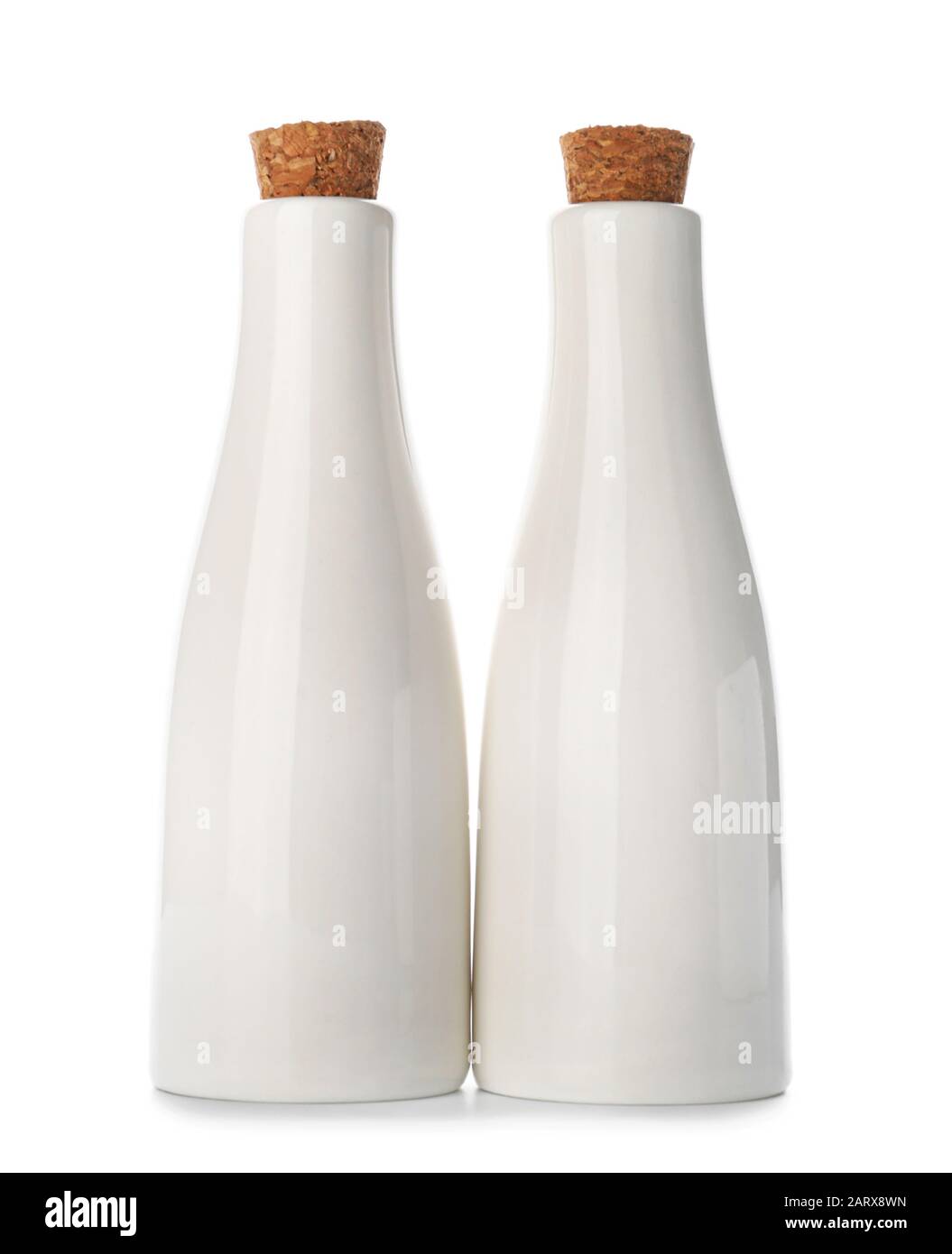 Bottiglie in ceramica su sfondo bianco Foto Stock