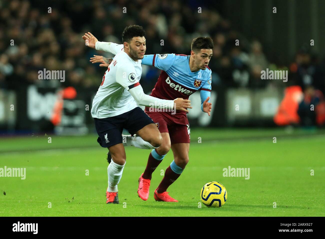 Londra, INGHILTERRA - GENNAIO 29TH Alex Oxlade-Chamberlain di Liverpool e Manuel Lanzini di West Ham durante la partita della Premier League tra West Ham United e Liverpool allo stadio di Londra, Stratford mercoledì 29th gennaio 2020. (Credit: Leila Coker | MI News) La Fotografia può essere utilizzata solo per scopi editoriali di giornali e/o riviste, licenza richiesta per uso commerciale Credit: Mi News & Sport /Alamy Live News Foto Stock