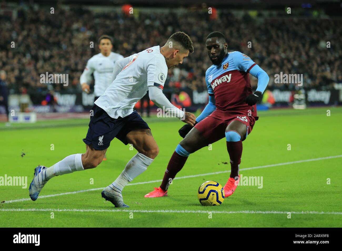 Londra, INGHILTERRA - GENNAIO 29TH Roberto Firmino di Liverpool e Arthur Masuaku di West Ham durante la partita della Premier League tra West Ham United e Liverpool allo stadio di Londra, Stratford Mercoledì 29th Gennaio 2020. (Credit: Leila Coker | MI News) La Fotografia può essere utilizzata solo per scopi editoriali di giornali e/o riviste, licenza richiesta per uso commerciale Credit: Mi News & Sport /Alamy Live News Foto Stock