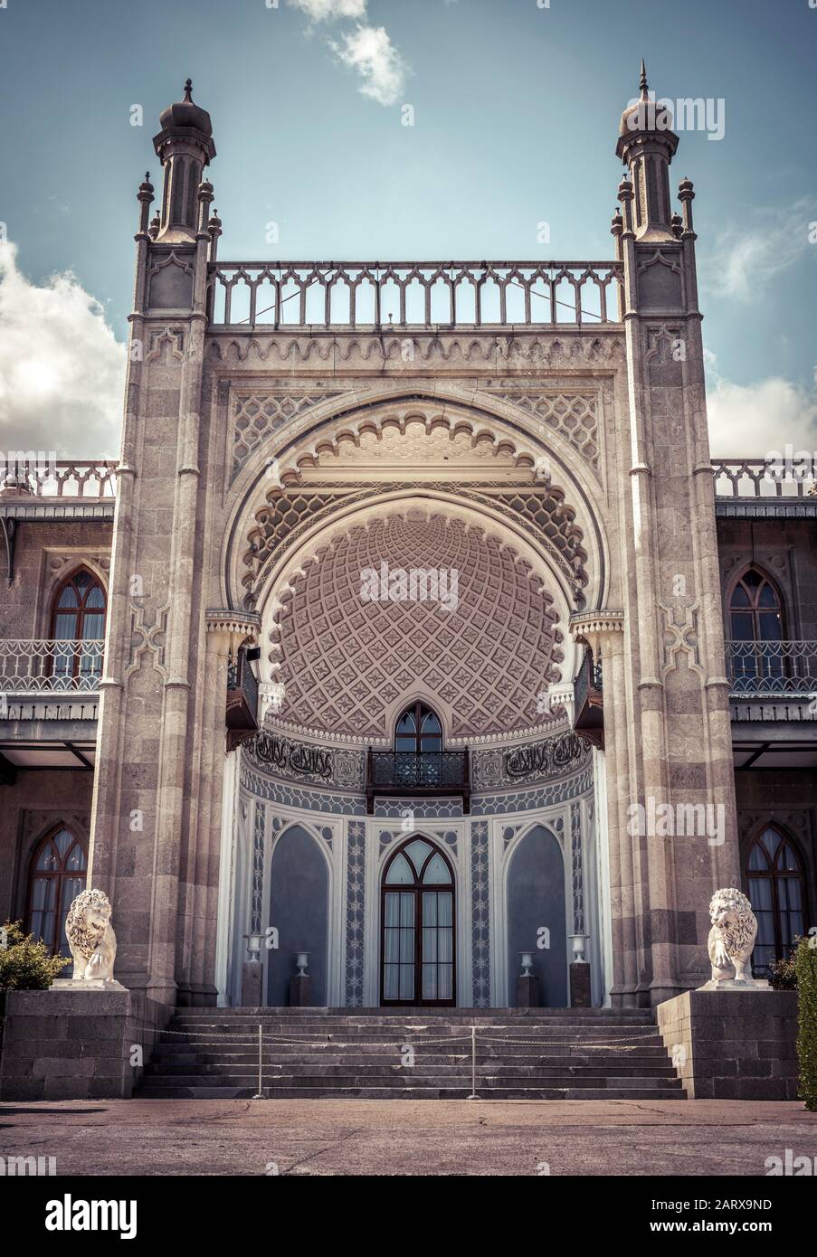 Facciata meridionale del Palazzo Vorontsov in Crimea, Russia. E' una delle principali attrazioni turistiche della Crimea. Vintage vie Foto Stock