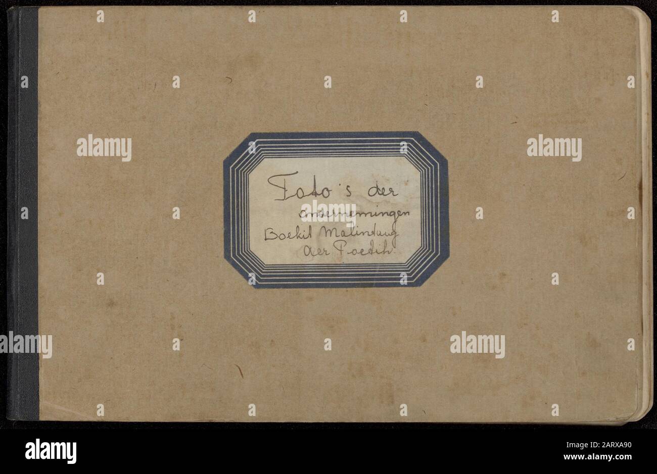 Album fotografico Deli Maatschappij: Encompanies Boekit Malintang/Aer Poetih Front of album con iscrizione Foto di aziende Boekit Malintang e Aer Poetih Annotation: Bukit Malintang e Air Putih sono sul pianoro di Padang su Sumatra Data: Ottobre 1929 posizione: Aer Putih, Air Putih, Boekit Malintang, Bukit Malintang, Indonesia, Indie Orientali Olandesi, Sumatra Parole Chiave: Caffè, Piantagioni, Tè Foto Stock