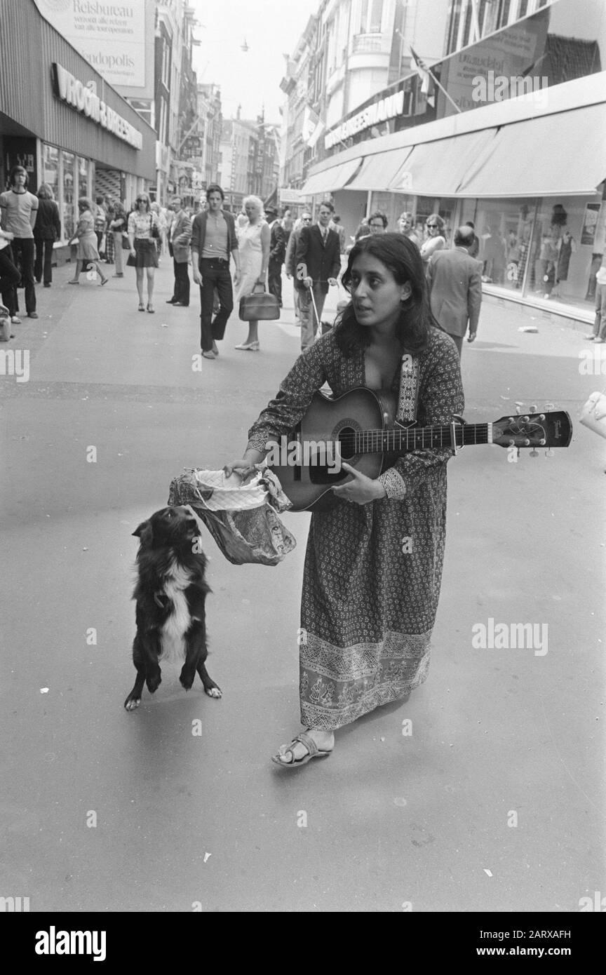 Turisti ad Amsterdam, ragazza suona chitarra Data: 14 luglio 1972 luogo: Amsterdam, Noord-Holland Parole Chiave: GITARS, ragazze, turisti Foto Stock