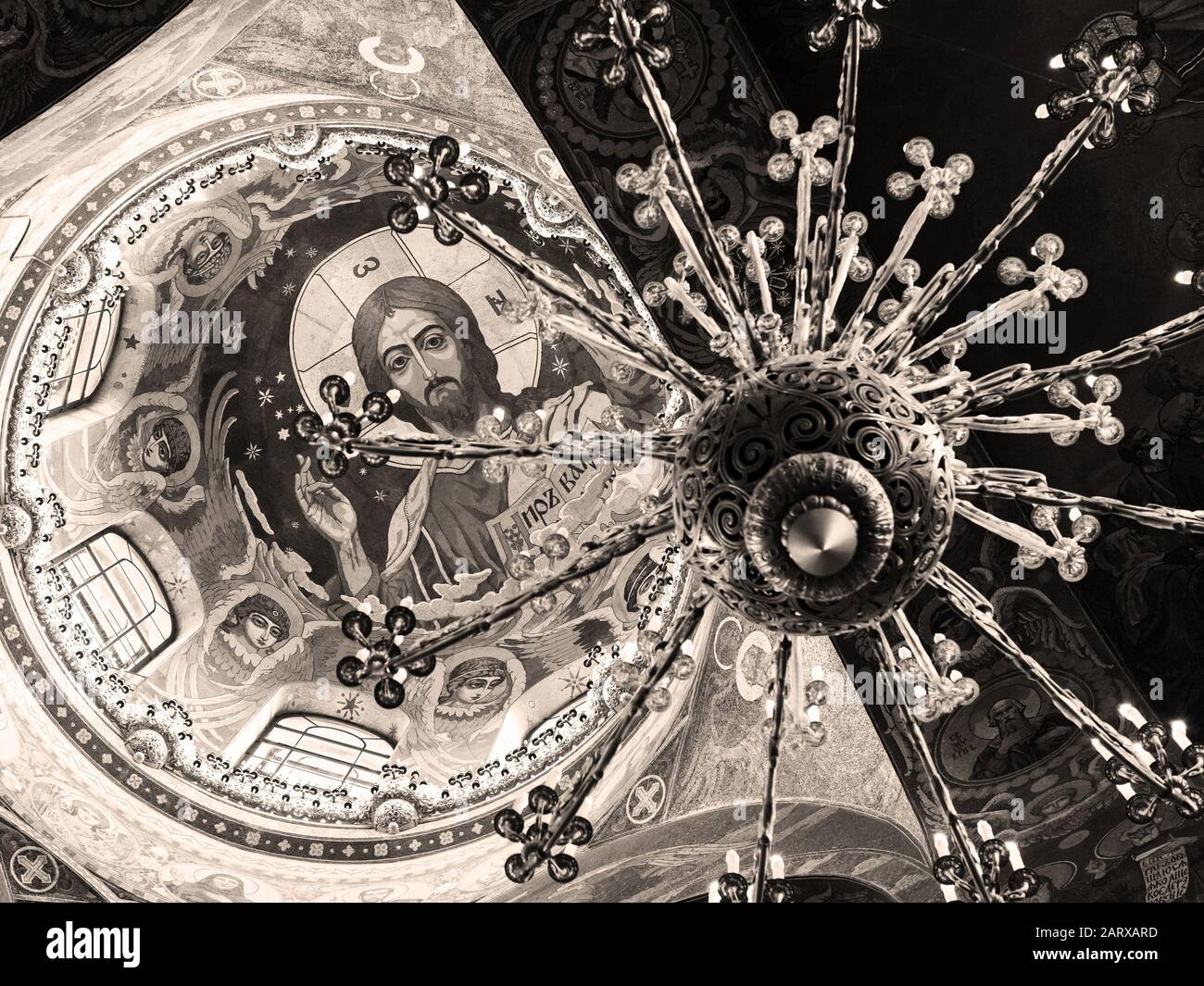 San PIETROBURGO, RUSSIA - 13 GIUGNO 2014: Soffitto della Chiesa del Salvatore sul sangue versato. E' un punto di riferimento architettonico della citta' e un monu unico Foto Stock