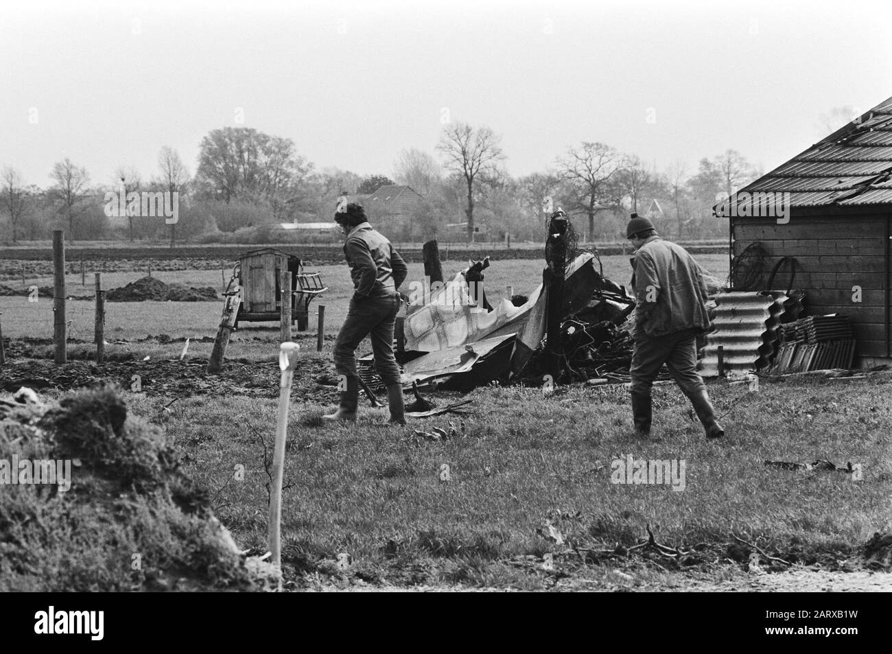 Due F-16 combattenti schiantati della forza aerea olandese vicino Hoogeveen Spettatori a uno dei velivoli schiantati Data: 27 aprile 1983 luogo: Drenthe, Hoogeveen Parole Chiave: Aerei da combattimento, incidenti aerei, relitti Foto Stock
