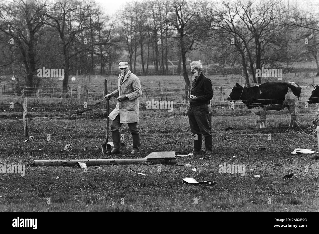 Due F-16 combattenti schiantati della forza aerea olandese vicino Hoogeveen Spettatori al razzo Data: 27 aprile 1983 luogo: Drenthe, Hoogeveen Parole Chiave: Aerei da combattimento, razzi, ecc. incidenti aerei Foto Stock