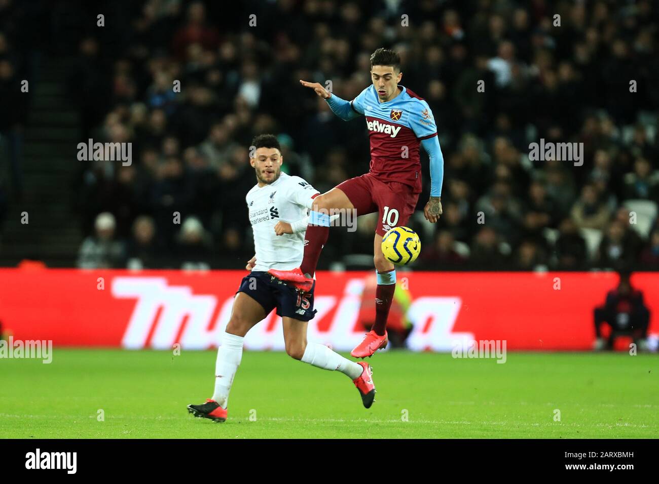 Londra, INGHILTERRA - GENNAIO 29TH il Manuel Lanzini di West Ham vince la palla da Alex Oxlade-Chamberlain di Liverpool durante la partita della Premier League tra West Ham United e Liverpool allo stadio di Londra, Stratford, mercoledì 29th gennaio 2020. (Credit: Leila Coker | MI News) La Fotografia può essere utilizzata solo per scopi editoriali di giornali e/o riviste, licenza richiesta per uso commerciale Credit: Mi News & Sport /Alamy Live News Foto Stock