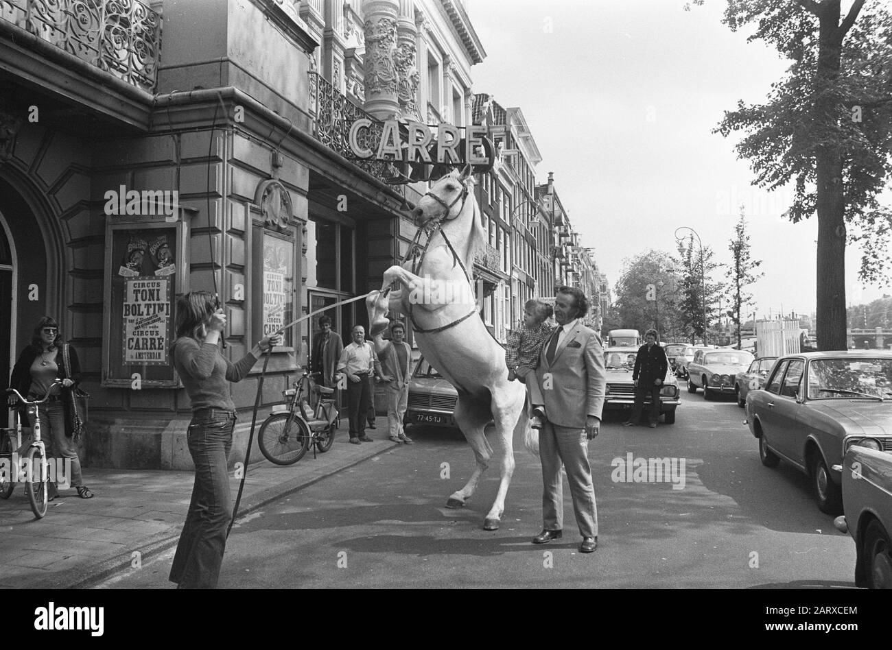 Circo toni Boltini a Carre ad Amsterdam toni Boltini con cavallo circense per teatro Carré Data: 4 luglio 1972 luogo: Amsterdam, Noord-Holland Parole Chiave: Circhi, cavalli, dressage, teatri Nome personale: Boltini, toni Nome istituzione: Carré Foto Stock
