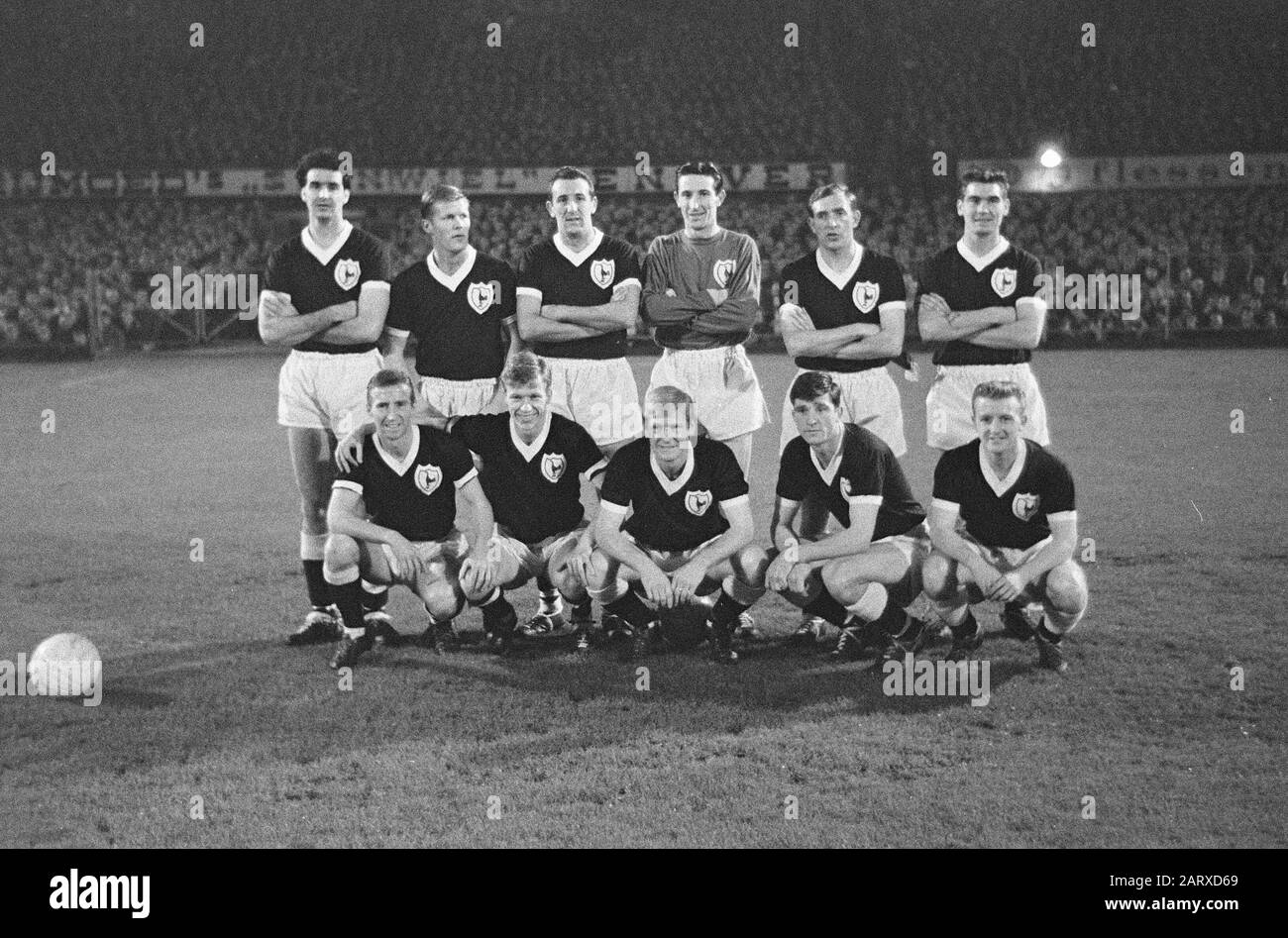 Tottenham Hotspur team European Cup primo round 1961, giocando a Feyenoord da sinistra a destra - back row - Maurice Norman, Peter Baker , Tony marchi , Bill Brown , Danny Blanchflower , Ron Henry front - Cliff Jones , John White , Frank Saulo , Bobby Smith , Terry Dyson; Foto Stock