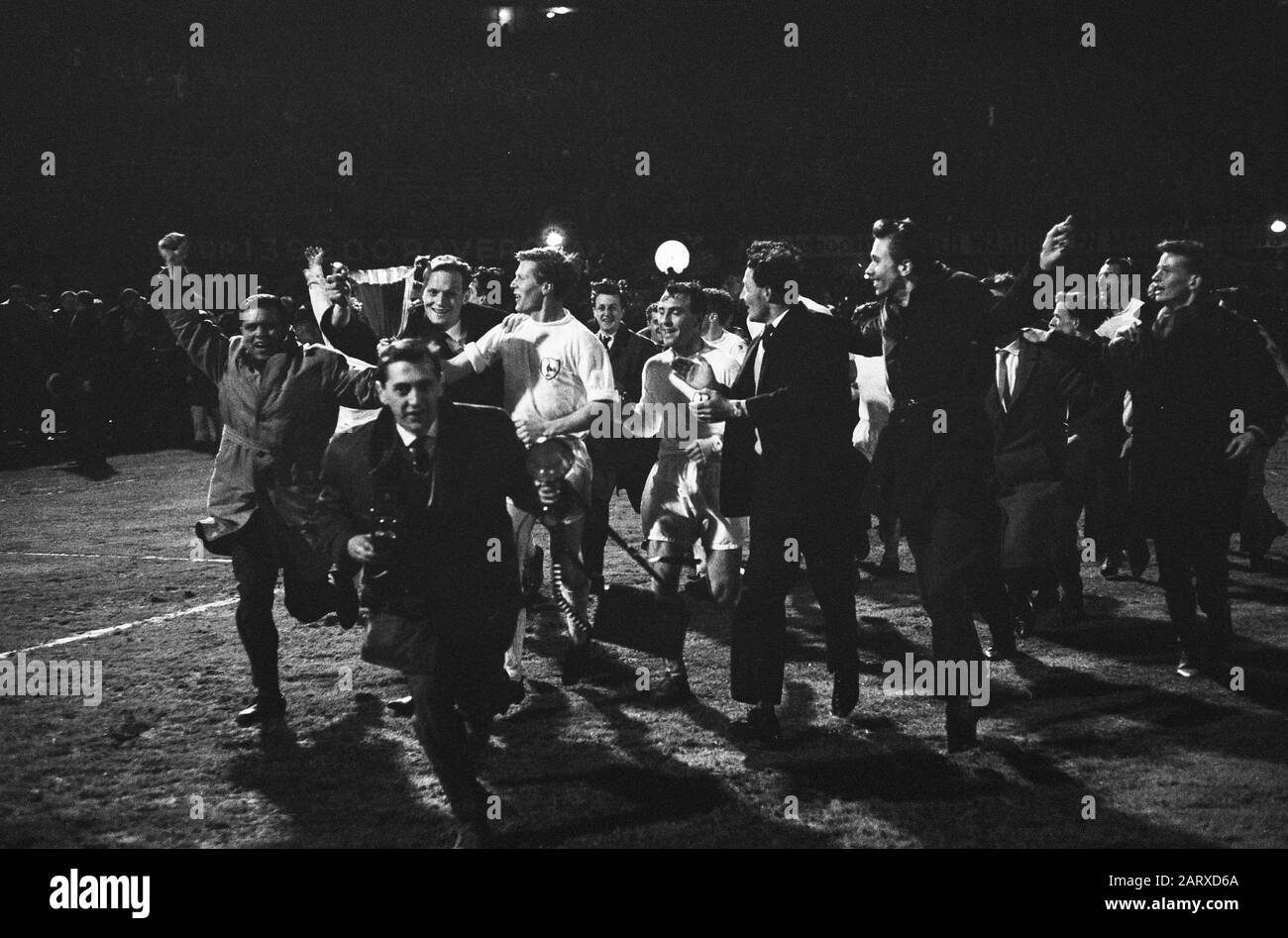 Tottenham Hotspurs Contro Atletico Madrid 5-1.Blanchflower E Giocatori Con Coppa Data: 15 Maggio 1963 Parole Chiave: Sport, Calcio Istituto Nome: Tottenham Hotspur Foto Stock
