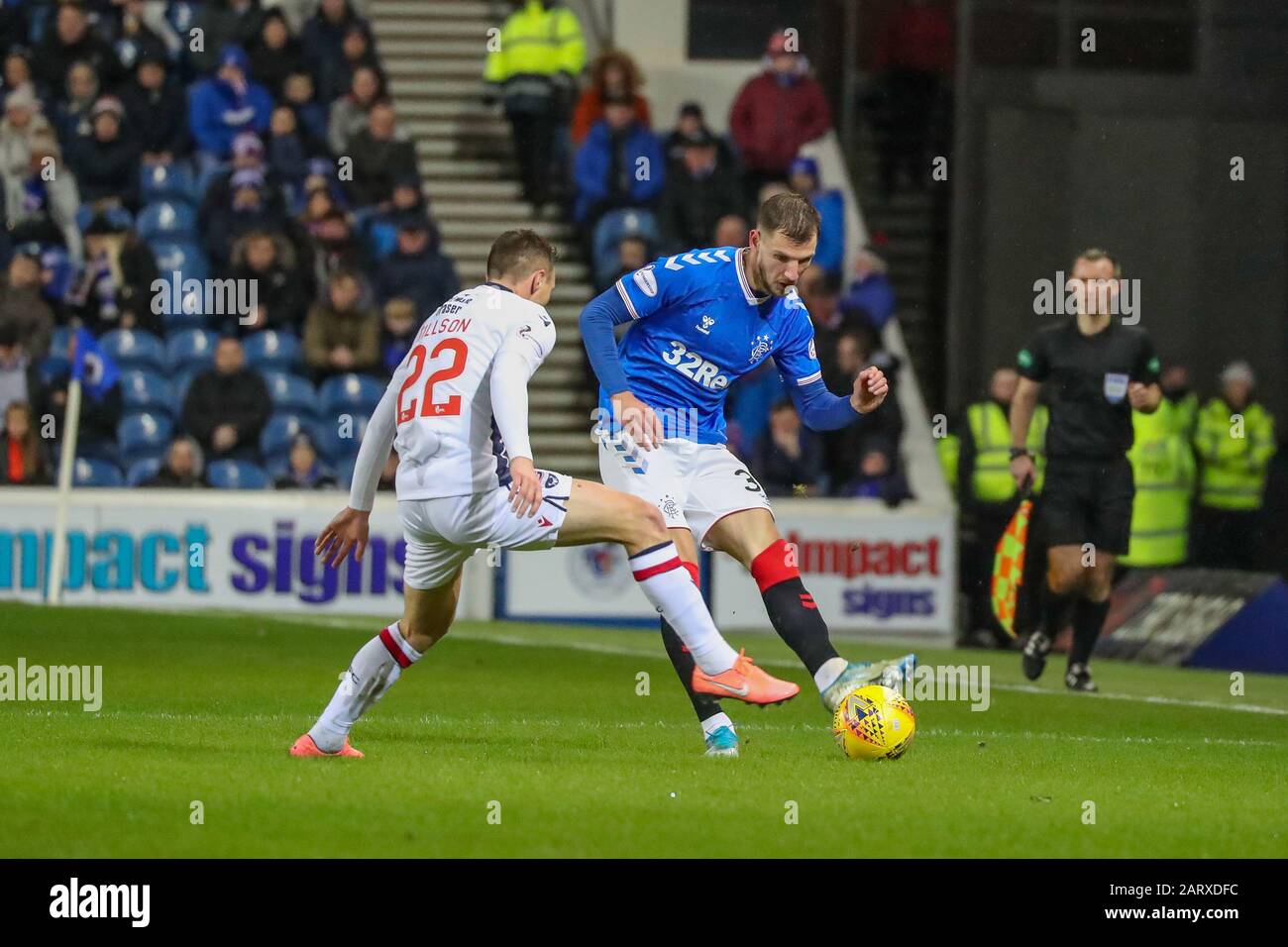 Glasgow, Regno Unito. 29th Gen 2020. Rangers FC ha giocato contro Ross County in una partita di campionato scozzese Premiership allo stadio di calcio Ibrox, Glasgow, Scozia. Questo è un gioco importante per i Rangers che sono seduti 2nd nel campionato.Rangers ha vinto 2 - 0 e Jermain Defoe che aveva segnato il primo gol è stato portato fuori con una grave lesione alla sua gamba. Credito: Findlay / Alamy News Foto Stock