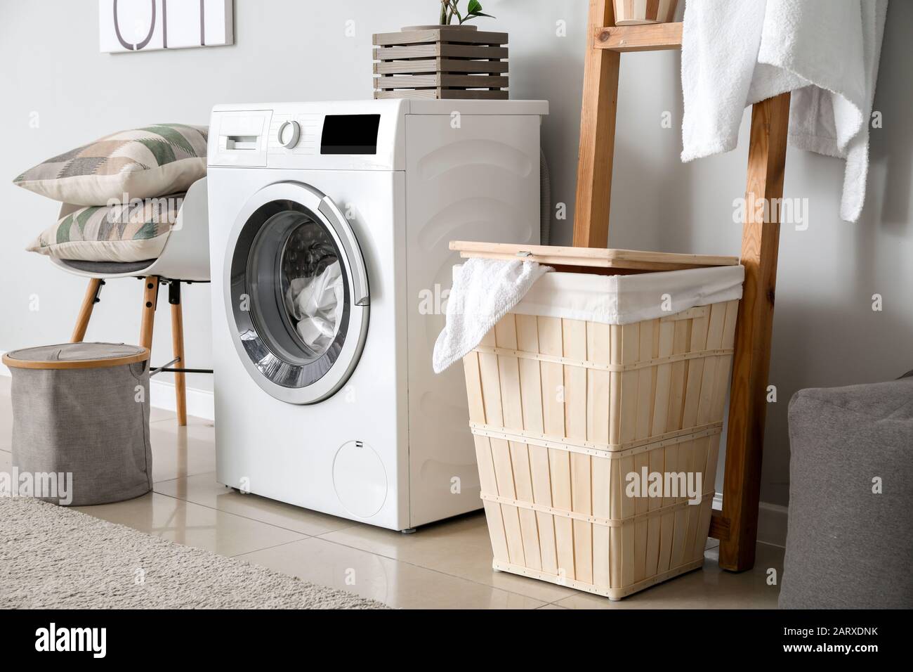Interno della casa sala lavanderia con moderna macchina di lavaggio Foto Stock
