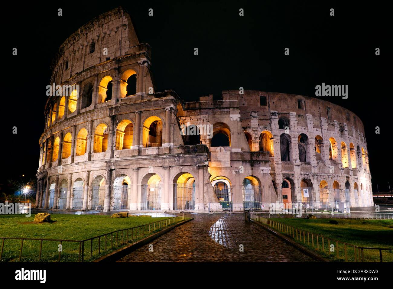 Colosseo di notte, Roma, Italia Foto Stock