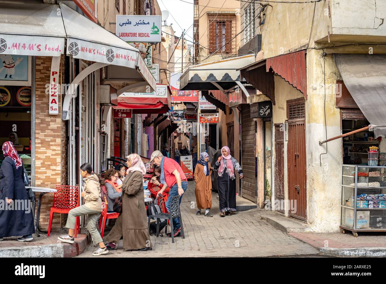 Meknes, Marocco - strade strette occupato della vecchia Medina Foto Stock