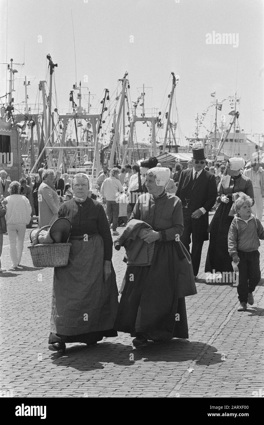 Tradizionale giorno della bandiera a Scheveningen all'inizio della pesca dell'aringa; i visitatori camminano lungo le navi avoised nel porto di Scheveningen Data: 24 Maggio 1986 Località: Scheveningen, Zuid-Holland Parole Chiave: Visitatori, NAVI, GIORNO DELLA BANDIERA, porti Foto Stock