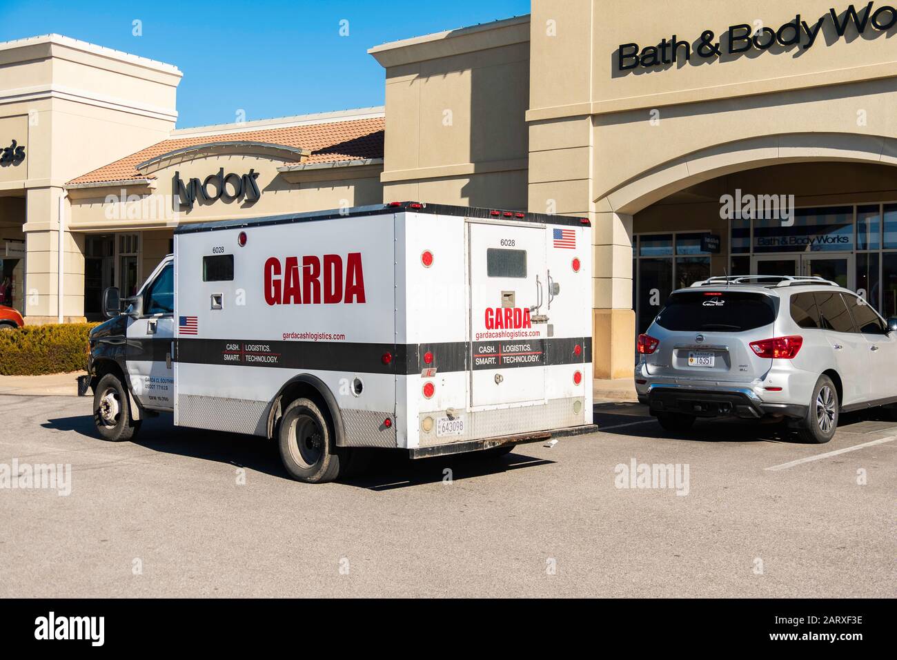 Trasporto Di Camion blindati di Garda in attesa di fronte a Bath & Body Works, il centro commerciale Bradley Fair. STATI UNITI. Foto Stock