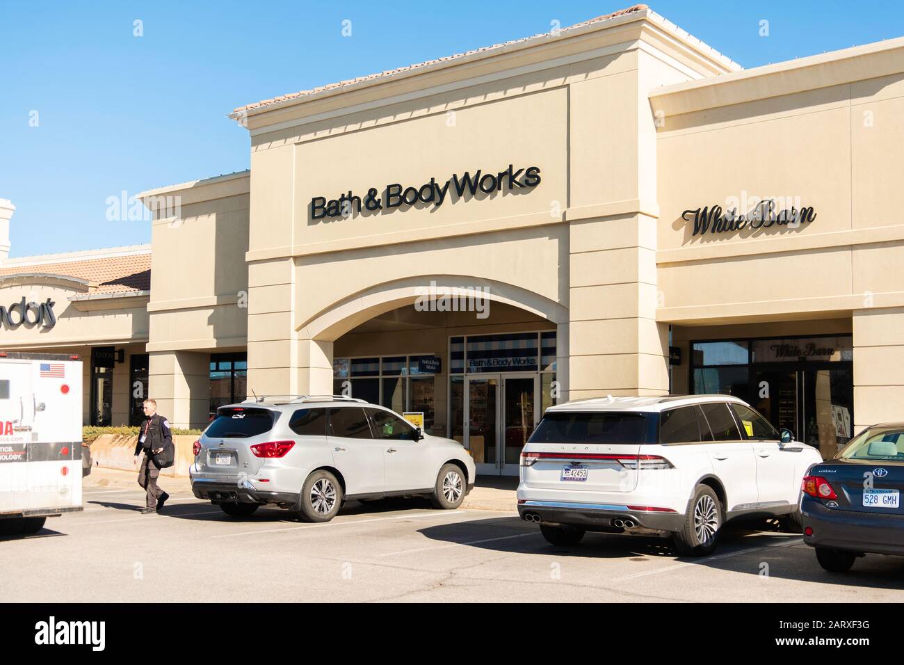 Una guardia del Garda trasporta contanti da Bath & Body Works ad un camion blindato del Garda. STATI UNITI Foto Stock