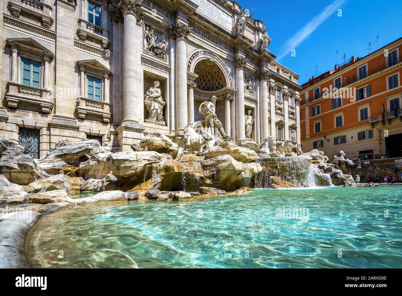 Fontana di Trevi nel centro di Roma. Famoso punto di riferimento di Roma alla luce del sole. Fontana di Trevi è una delle principali attrazioni turistiche Foto Stock