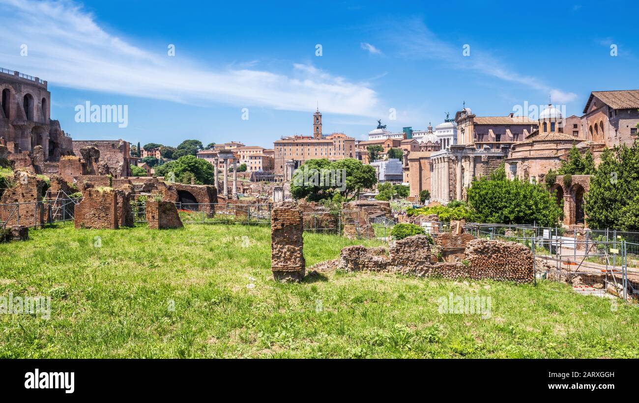 Panorama del vecchio Foro Romano, Roma, Italia. E' una delle principali attrazioni turistiche di Roma. Rovine dell'antica città di Roma in estate. Vista panoramica di t Foto Stock