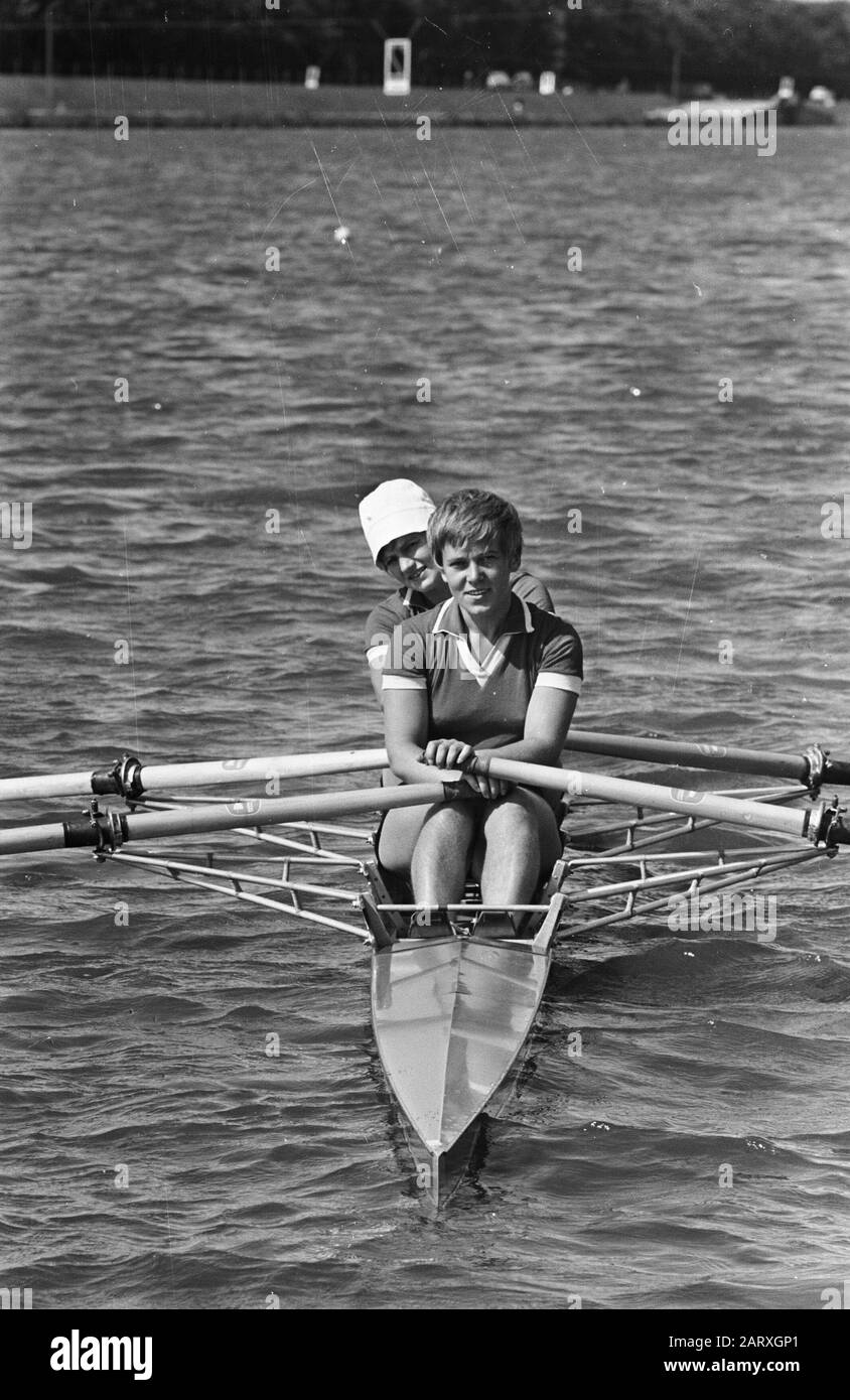 Training European rowing Championships Forest track, strong Russian duo double scull Daina Mellenberga and Maia Kaafmanne Dinamo riga Data: 28 luglio 1964 posizione: Amsterdam, Amsterdam, Amsterdam Bos, Babbaan, Noord-Holland Parole Chiave: Rowing Championships Foto Stock